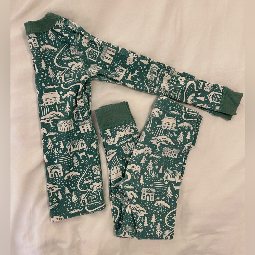 Hanna Anderson kids pajamas size 5 (110 cm) Green village print